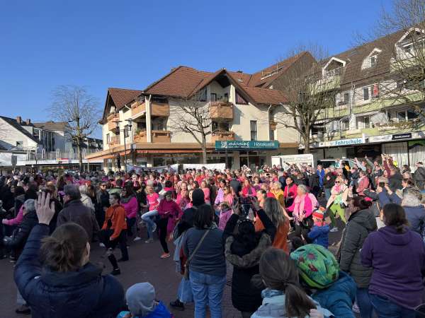 Erfolgreicher Start für "One Billion Rising" in Leichlingen: Ein Zeichen gegen Gewalt an Frauen - 10