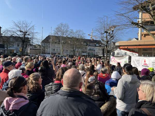 Erfolgreicher Start für "One Billion Rising" in Leichlingen: Ein Zeichen gegen Gewalt an Frauen - 10